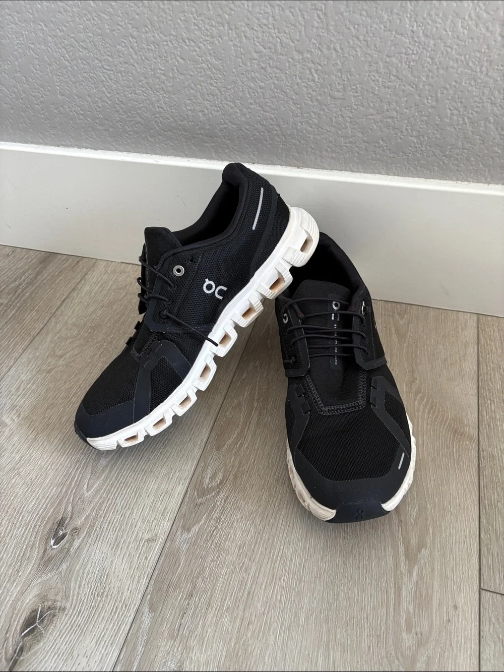 On Running Cloud 6 Men's Size M 8.5 black White Running Shoes